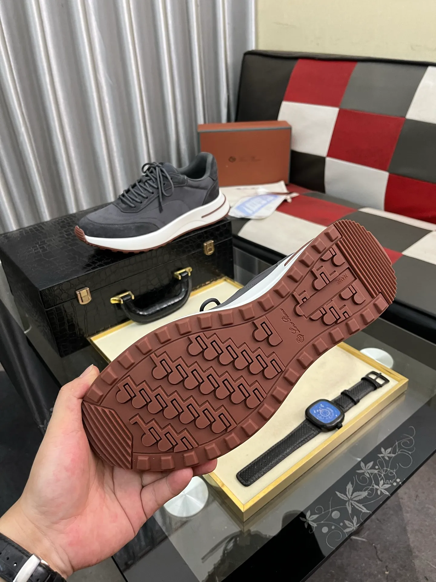 Men's shoes 💰458⌚️⌚️ Loro Pian* Loro Pian* casual shoes are made of cowhide frosted cowhide. Unique texture, simple and elegant, in line with Asian shoe lasts. Almond toe bar, apron style toe, drum-stitched upper. Same color stitching details. Slip-on style for easy on and off. Original color full cowhide lining. The insole is decorated with the 🈶️ brand logo. The original open-molded TPU raw rubber outsole. The soft rubber sole has super grip performance. Comfortable and casual style. You can create 🉑casual🉑formal urban style at will!  Code number: 38-44